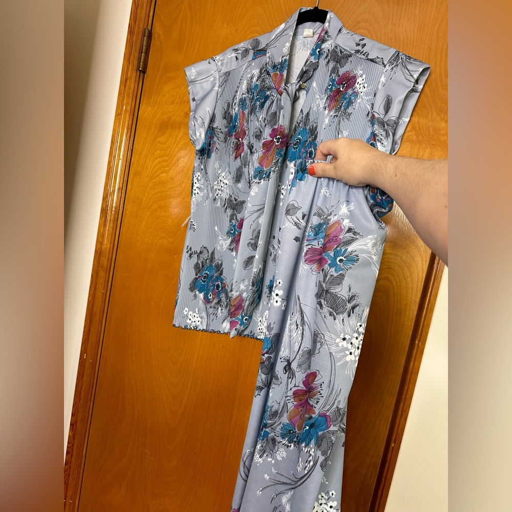 Vintage 1970s two-piece floral set. Size 18 grey blue and pink